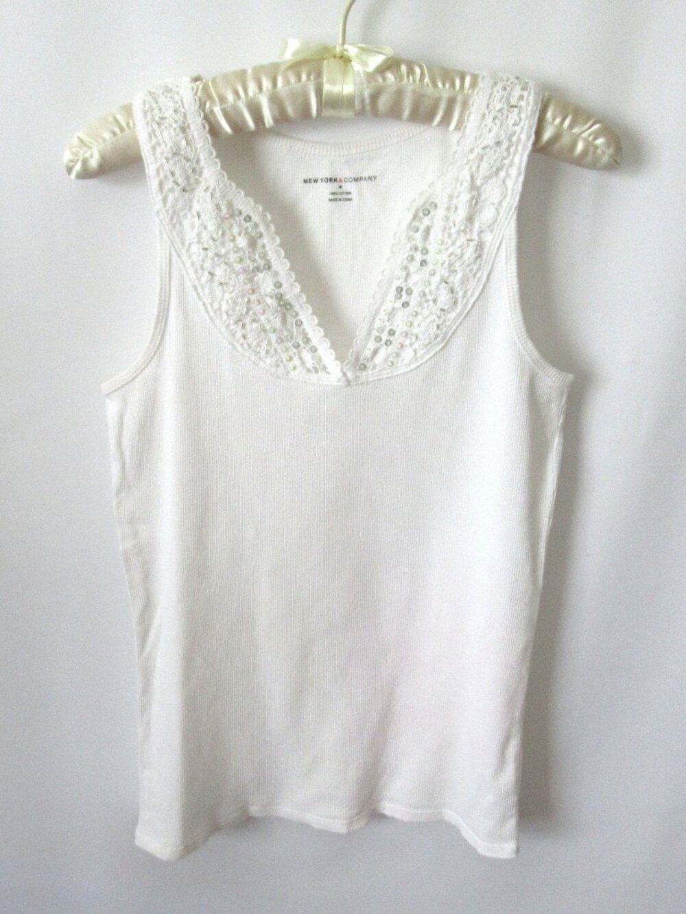 New York & Co white crochet sequins V-neck sleeveless ribbed tank *Sz M*